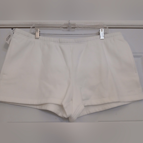 NEW WITH TAGS Aritzia Cozy Fleece Boyfriend Lo-Rise Mini Short Size XL - Picture 2 of 3